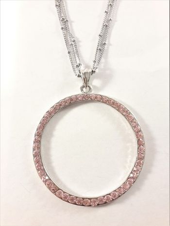 Halsband med ring i silverfärg med strasstenar i rosa