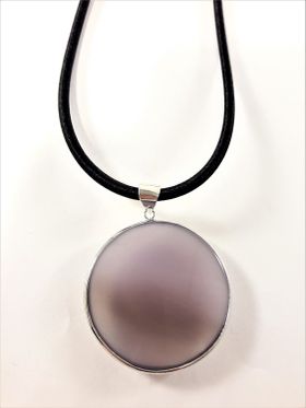 Halsband med rund platta som hänge i lila