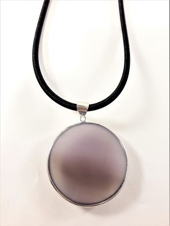 Halsband med rund platta som hänge i lila