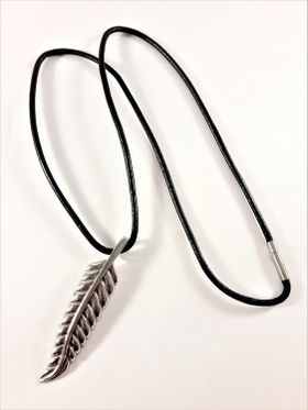 Halsband med löv som hänge i silverfärg