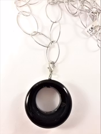 Halsband med länkar i silverfärg och svart rund sten