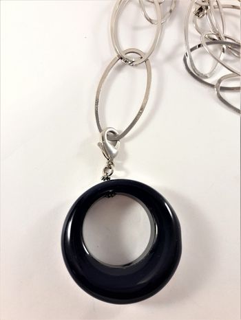 Halsband med länkar i silverfärg och blå sten