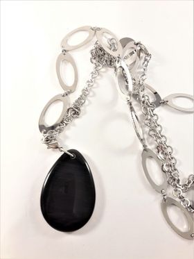 Halsband med länkar i silverfärg med stenhänge