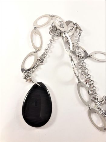 Halsband med länkar i silverfärg med stenhänge