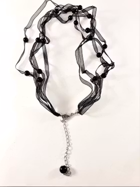 Halsband med pärlor i svart
