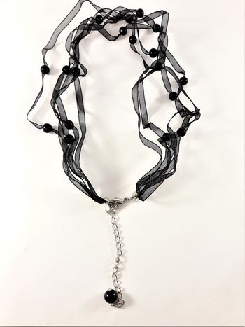 Halsband med pärlor i svart