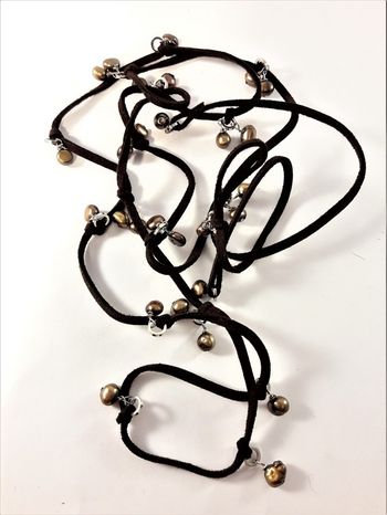 Öppet halsband med mockaband och pärlor i brunt