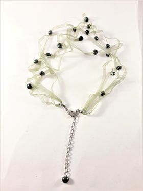Halsband med pärlor i grönt