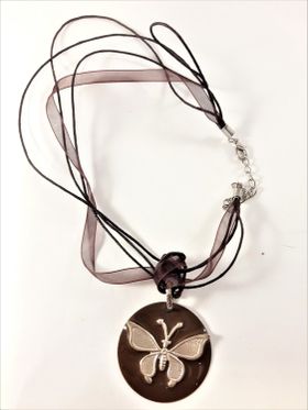 Halsband med platta med fjäril