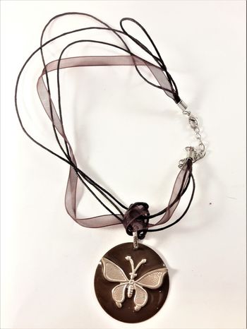 Halsband med platta med fjäril