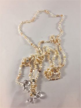Öppet halsband med små Pärlor i vitt och beiget