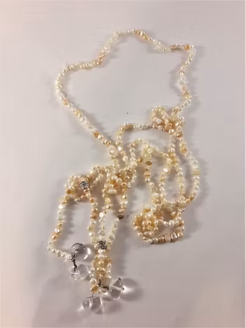 Öppet halsband med små Pärlor i vitt och beiget