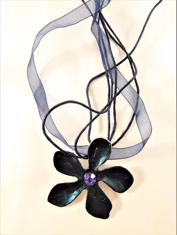 Flerradigt halsband med blomma blått