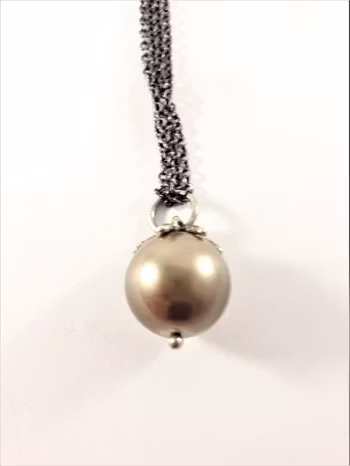 Sött halsband med liten kula i ljusbrunt