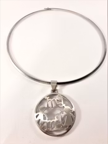 Stelt halsband med hänge "Mama" i silverfärg
