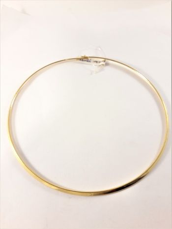 Stelt halsband i guldfärg