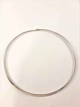 Stelt halsband i blank silverfärg