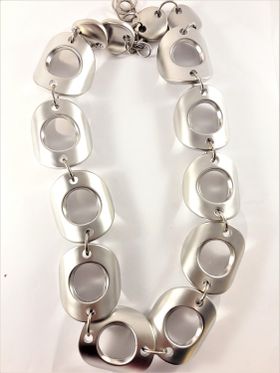 Halsband med stora detaljer i silverfärg