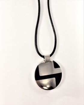 Halsband med svart och silverfärgad rundel som hänge