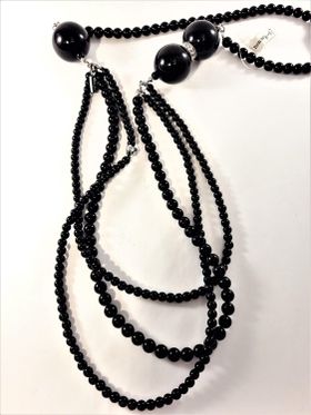 Flerradigt halsband med kulor i svart