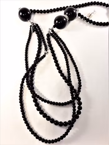 Flerradigt halsband med kulor i svart