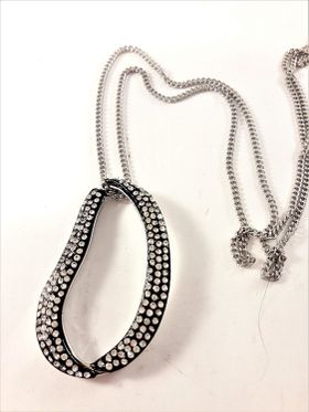 Halsband med ovalt hänge med glittrande strass