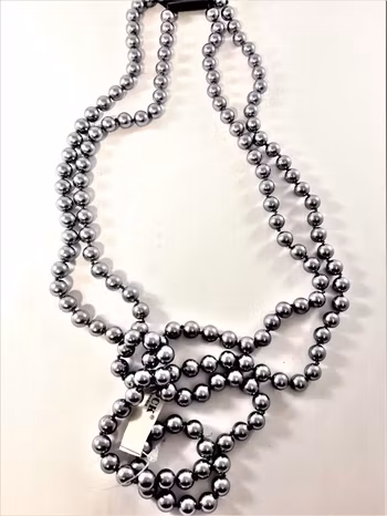 Pärlhalsband i grått