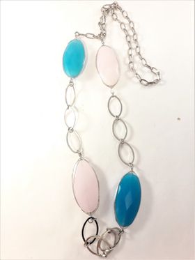 Silverfärgat halsband med stora länkar och ovaler i turkos och rosa