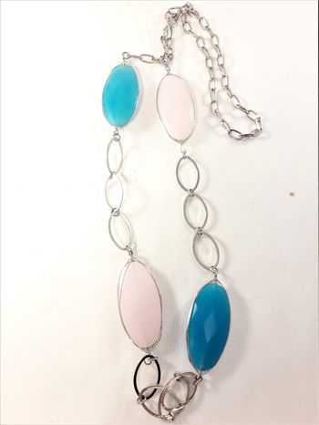 Silverfärgat halsband med stora länkar och ovaler i turkos och rosa