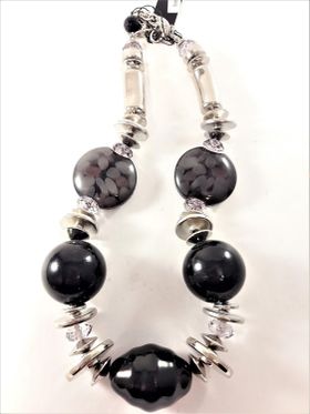 Halsband med stora detaljer i svart och silverfärg