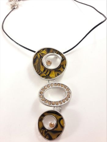 Halsband med bruna melerade ringar och strass