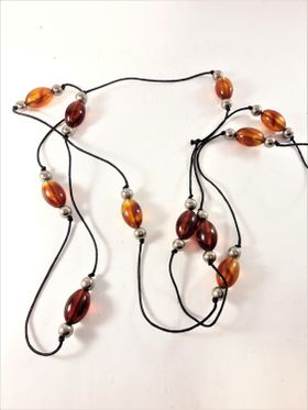 Långt halsband med detaljer orange
