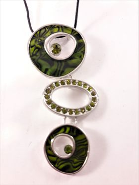 Halsband med gröna melerade ringar och strass