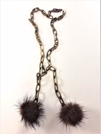 Kort halsband bronsfärg med pälstofsar