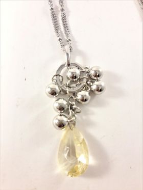 Flerradigt halsband silverfärg med hänge med sten, kulor och vita strasspärlor