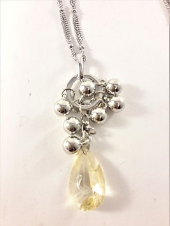 Flerradigt halsband silverfärg med hänge med sten, kulor och vita strasspärlor