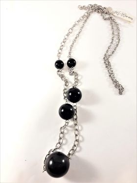 Halsband med svarta kulor