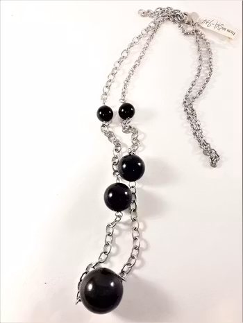 Halsband med svarta kulor