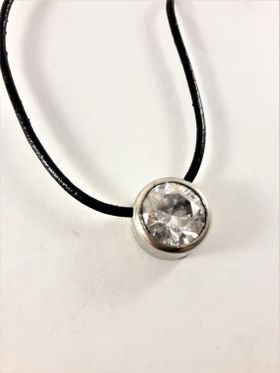 Halsband med läderrem och hänge med glittrande sten