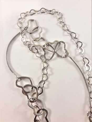 Halsband med hjärta som hänge i silverfärg