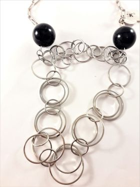 Halsband med ringar i silverfärg och svarta kulor