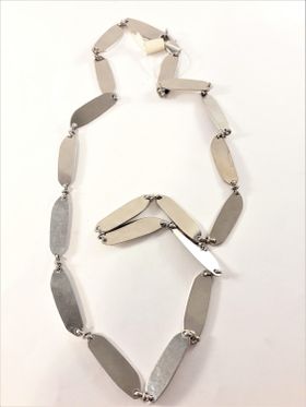Halsband med avlånga plattor i silverfärg