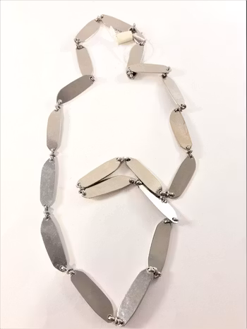 Halsband med avlånga plattor i silverfärg
