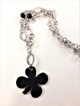 Halsband med klöverblomma i svart