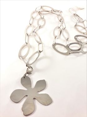 Halsband med blomma som hänge i silverfärg