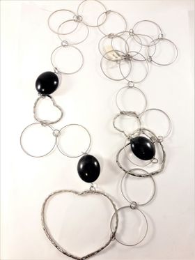 Halsband med stora ringar, hjärtan och kulor i silverfärg och svart