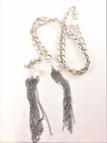 Öppet halsband med tofs i vitt