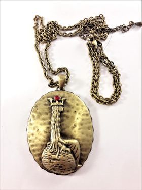 Halsband med medaljong guldfärg och röd sten