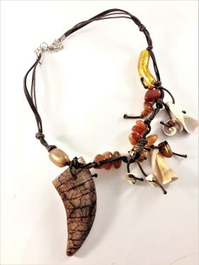 Kort halsband med detaljer i sten och snäckor
