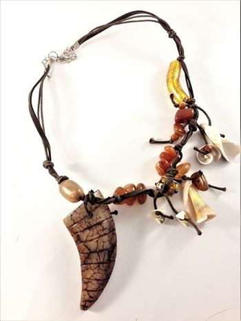 Kort halsband med detaljer i sten och snäckor